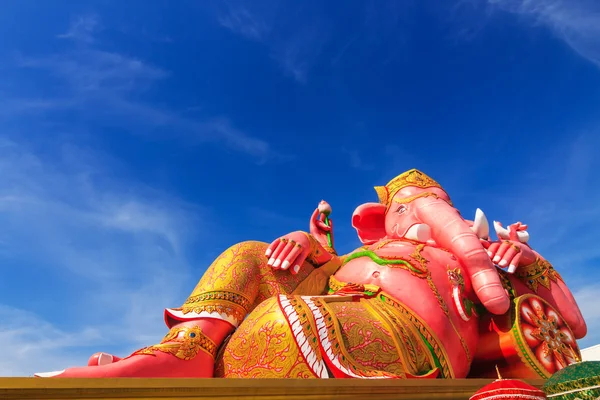 Estatua de ganesha rosa en acción relajante, Tailandia . — Foto de Stock