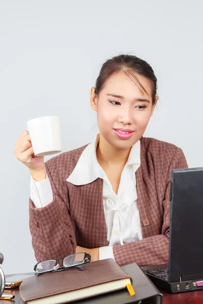 Retrato de uma jovem mulher de negócios feliz bebendo café enquanto w — Fotografia de Stock