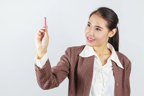 Geschäftsfrau oder Lehrerin zeichnen mit Kreide etwas auf den Bildschirm — Stockfoto