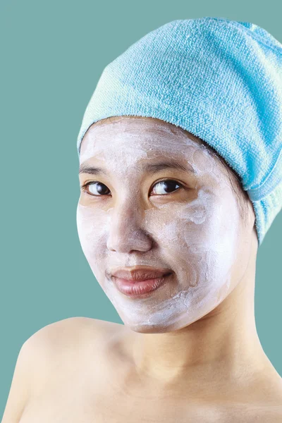 Beauty asian woman getting facial mask — Stock Photo, Image