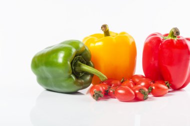 Beyaz arka plan üzerinde renkli biber