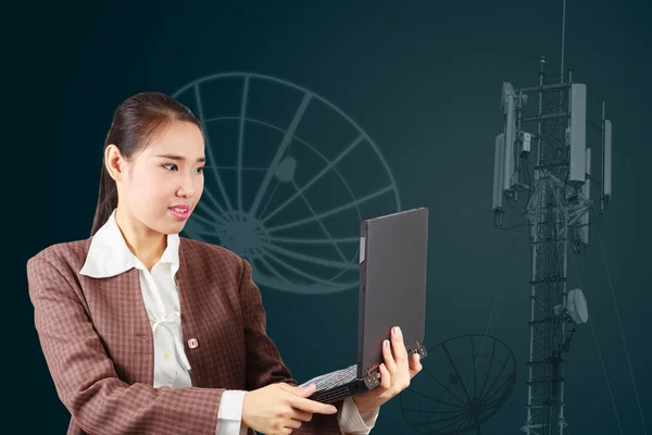 Mulher de negócios segurando laptop. Tecnologias de comunicações por satélite — Fotografia de Stock