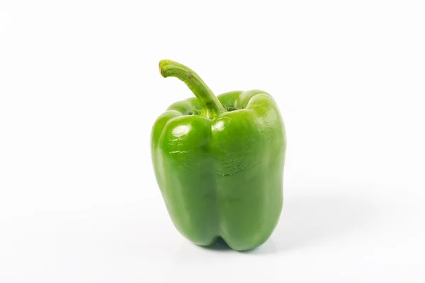 Poivron vert frais (capsicum) sur fond blanc — Photo