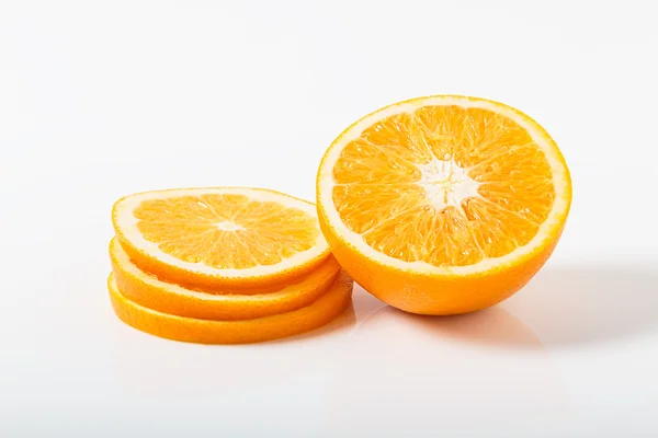 Segmenten voor Oranje tangerine over Wit — Stockfoto