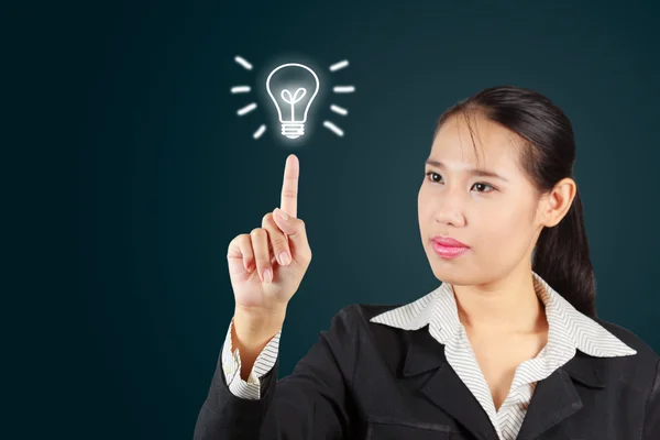 Femme d'affaires écran tactile avec symbole de lampe. Pour les entreprises — Photo