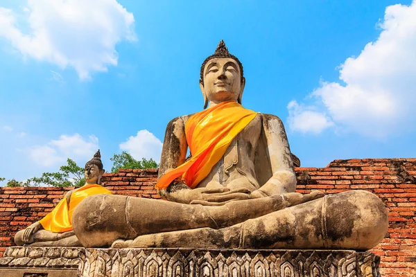 Estátuas antigas de Buda em Wat Yai Chai Mongkol em Ayutthaya, Tha — Fotografia de Stock