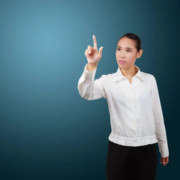 Mujer de negocios presionando un botón imaginario — Foto de Stock