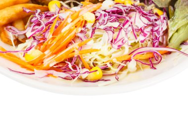 Tabakta taze sebze salatası