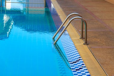 merdiven Yüzme havuzlu