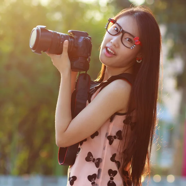 รูปสาวฤดูร้อน ผู้หญิงเอเชีย ยิ้มมีความสุขในฤดูร้อนที่แดด — ภาพถ่ายสต็อก