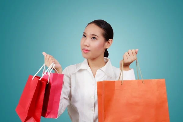 Belle femme shopping tenant des sacs à provisions . — Photo