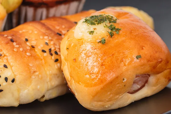 Productos alimenticios de panadería de primer plano en placa . —  Fotos de Stock