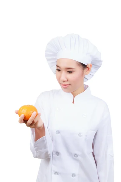 Chef mostrando naranja. Aislado sobre fondo blanco con recorte — Foto de Stock