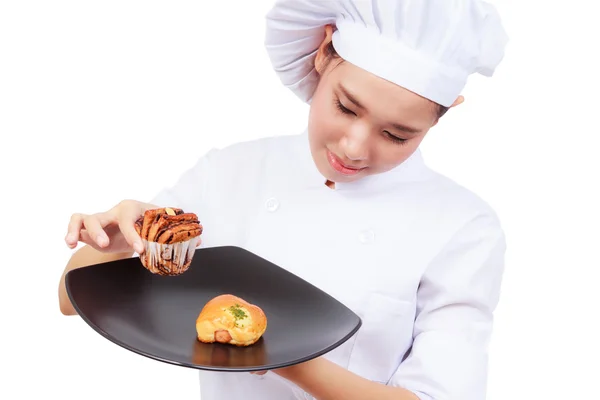 Chef mostrando plato de panadería. Aislado sobre fondo blanco con clip —  Fotos de Stock