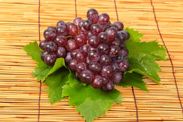 Red grape and leaf with harvest was new. — Stock Photo, Image