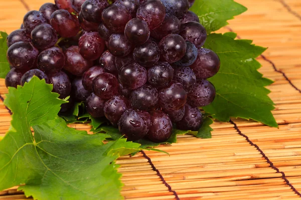 Červené hroznové víno a list s sklizeň byla nová. — Stock fotografie