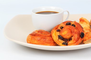 Kahve ve ekmekle kahvaltı.