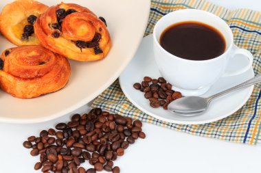 Kahve ve ekmekle kahvaltı.