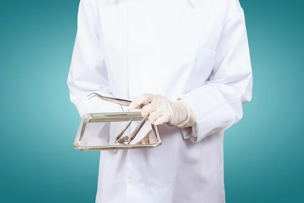 Primo piano del dentista mano prendendo specchio da su di strumenti dentali . — Foto Stock