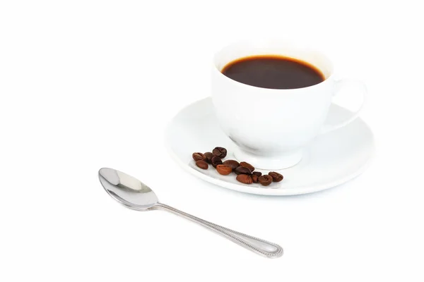 Café fresco en una taza blanca y granos de café tostados . — Foto de Stock