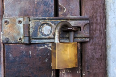 Tahta kapıdaki eski asma kilit.