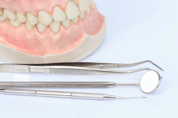 Sada kovových lékařské vybavení nástrojů pro zuby zubní péče — Stock fotografie