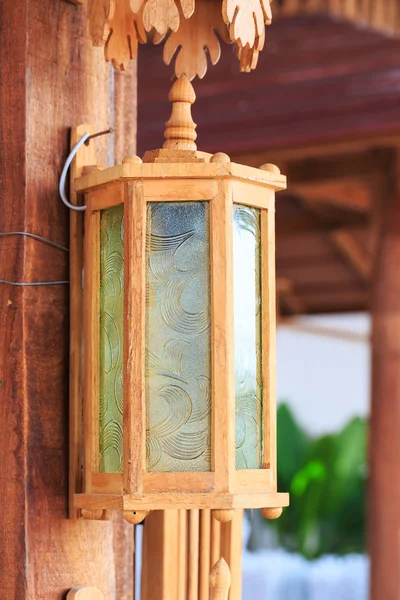 Lamp hout, versierd met houten. — Stockfoto