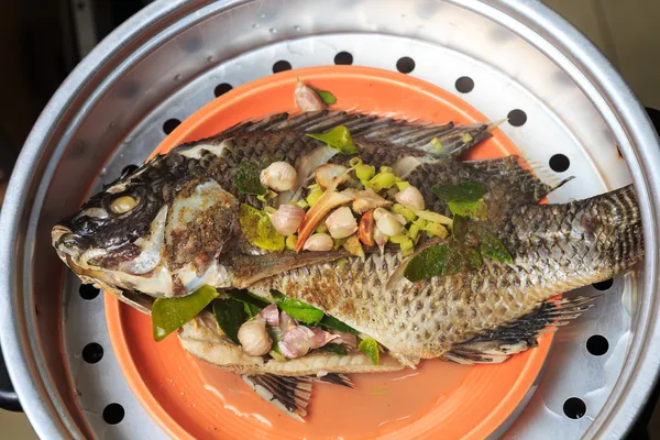 Świeże ryby z orientalnych składników gotowy na parze. — Zdjęcie stockowe