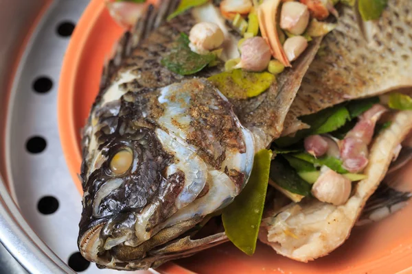 Świeże ryby z orientalnych składników gotowy na parze. — Zdjęcie stockowe