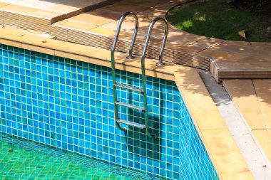 kötü paslı durumda terk edilmiş Yüzme Havuzu