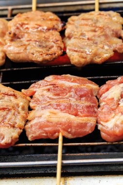 Kavrulmuş domuz yapışkan pirinç ile: Tay tarzında gıda