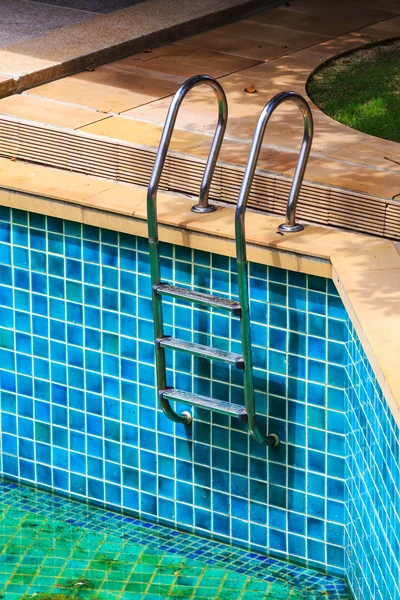 Verlaten zwembad in slechte roestig conditie — Stockfoto