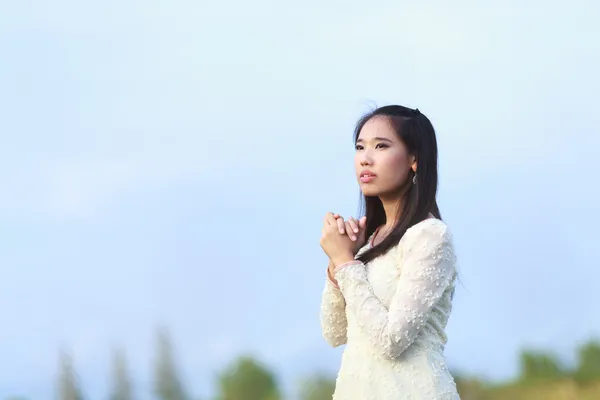 Mooie Aziatische vrouw genieten van natuur weide. — Stockfoto