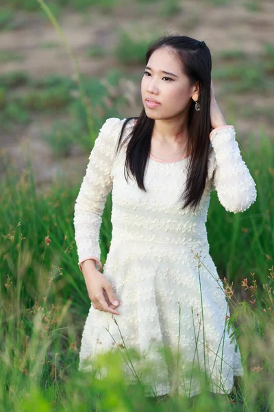 Schöne asiatische Frau genießen die Natur Wiese. — Stockfoto