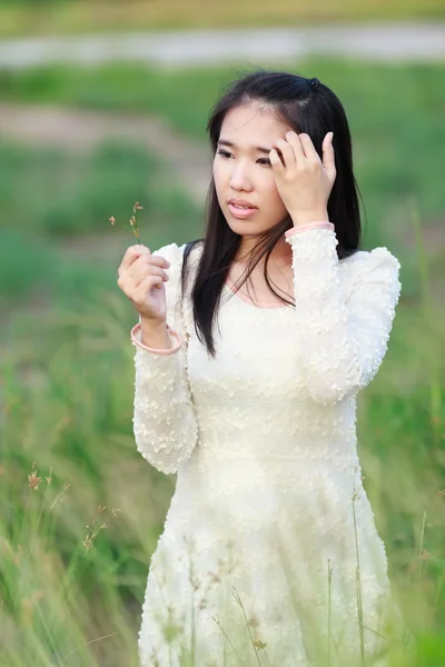 Mooie Aziatische vrouw genieten van natuur weide. — Stockfoto