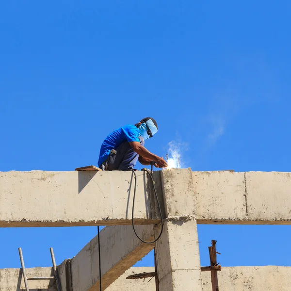 Soldador trabajador soldadura de metal. Arco eléctrico brillante y chispas — Foto de Stock