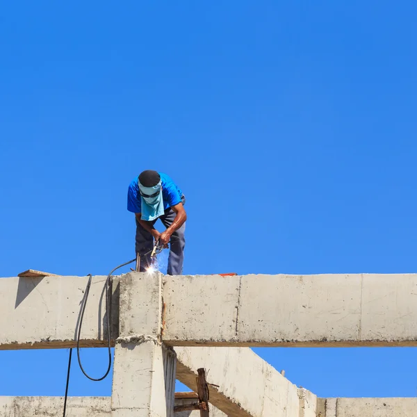 Soldador trabajador soldadura de metal. Arco eléctrico brillante y chispas — Foto de Stock