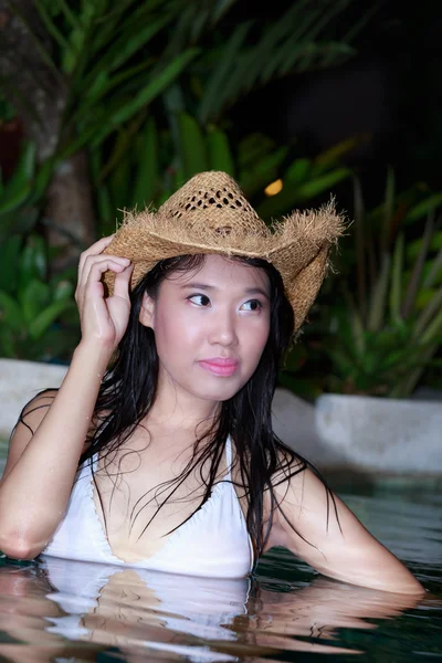 Les femmes asiatiques dans la piscine au coucher du soleil . — Photo