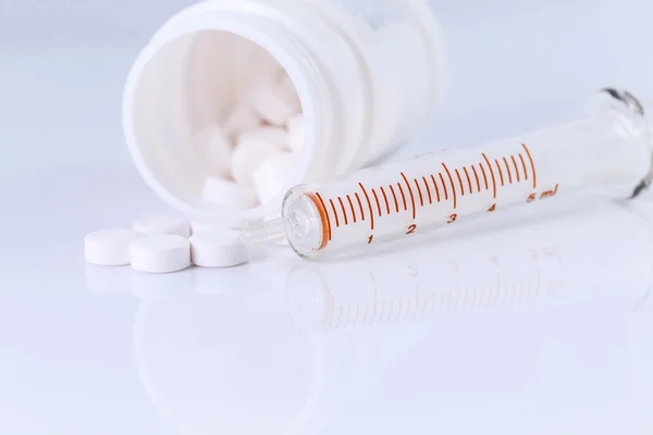 Syringe and medicaments on white background. — Stock Photo, Image