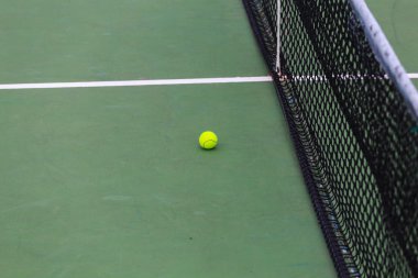 kortunda tenis top yakın çekim net arka plan ile