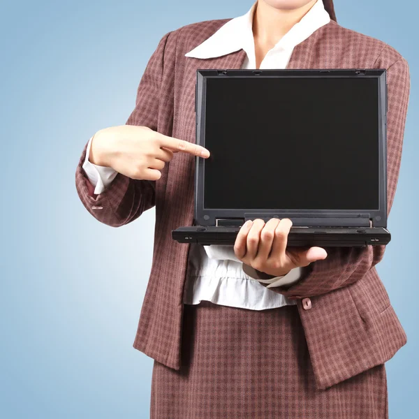 Mulher asiática apontando para seu laptop . — Fotografia de Stock