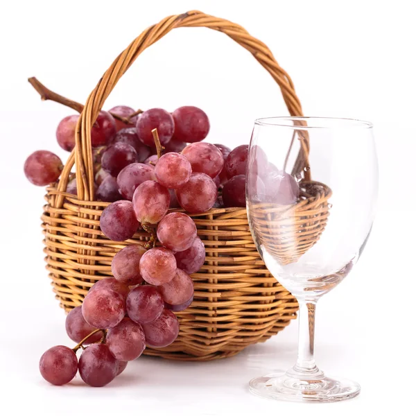 Uvas vermelhas e vidro — Fotografia de Stock