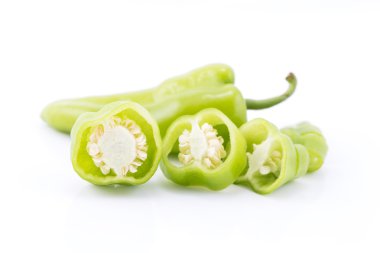 Beyaz arkaplanda acı biber