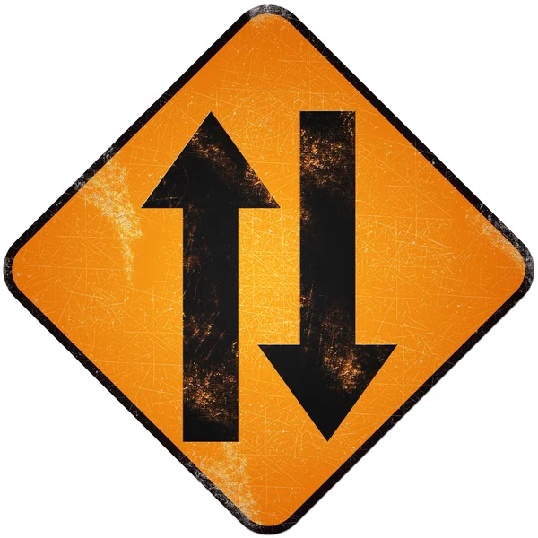 Двосторонній дорожній знак. Пошкоджений жовтий металевий дорожній знак з двома Стокове Зображення