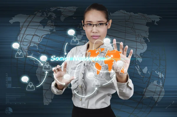 Hand van zakenman virtuele scherm de sociale netwerk c aan te raken — Stockfoto