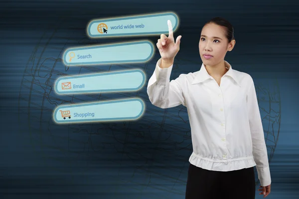Vrouw hand druk op technologie virtuele touch-screen interface. — Stockfoto