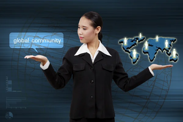 Geschäftsfrau zeigt virtuellen Bildschirm der Weltgemeinschaft — Stockfoto
