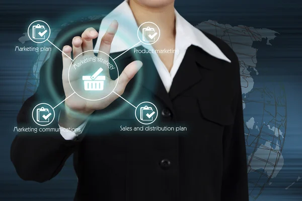 Geschäftsmann zeigt Marketingstrategie-Konzept auf virtuellem Bildschirm — Stockfoto
