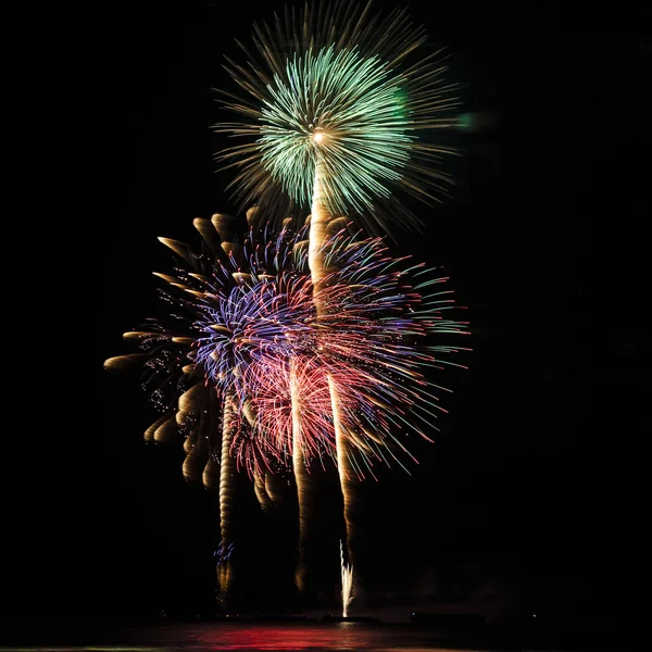 Una delicada explosión de fuegos artificiales en el cielo nocturno — Foto de Stock