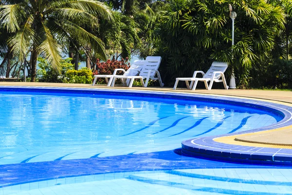 Luksusowy basen z tarasem słonecznym, biały z bliska w ogrod — Zdjęcie stockowe